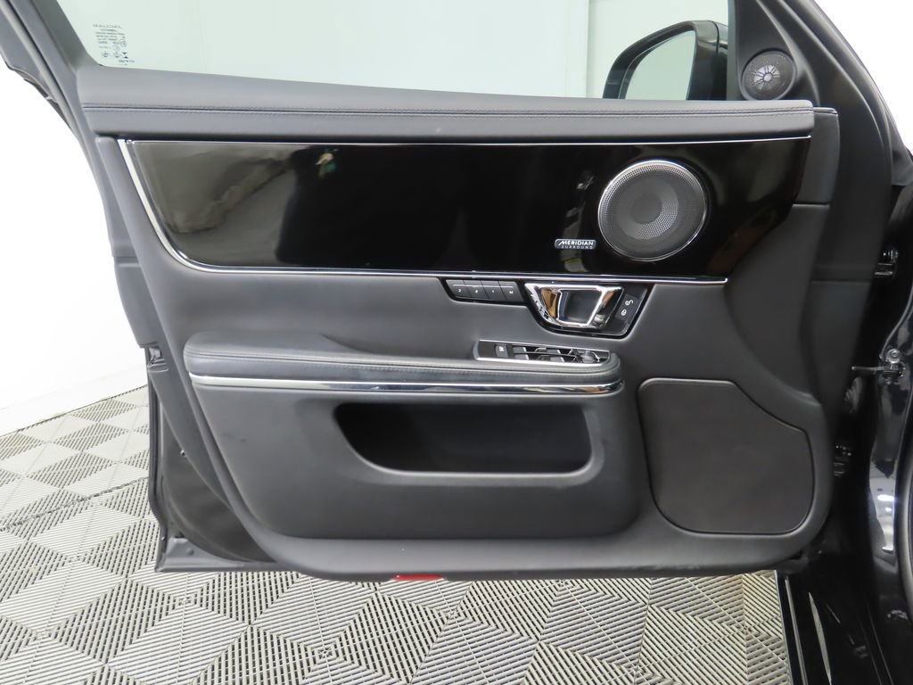 Used 2019 Jaguar XJ R-Sport image 25