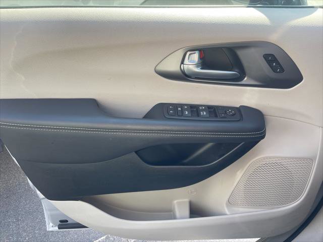 Used 2024 Chrysler Pacifica Touring-L image 12