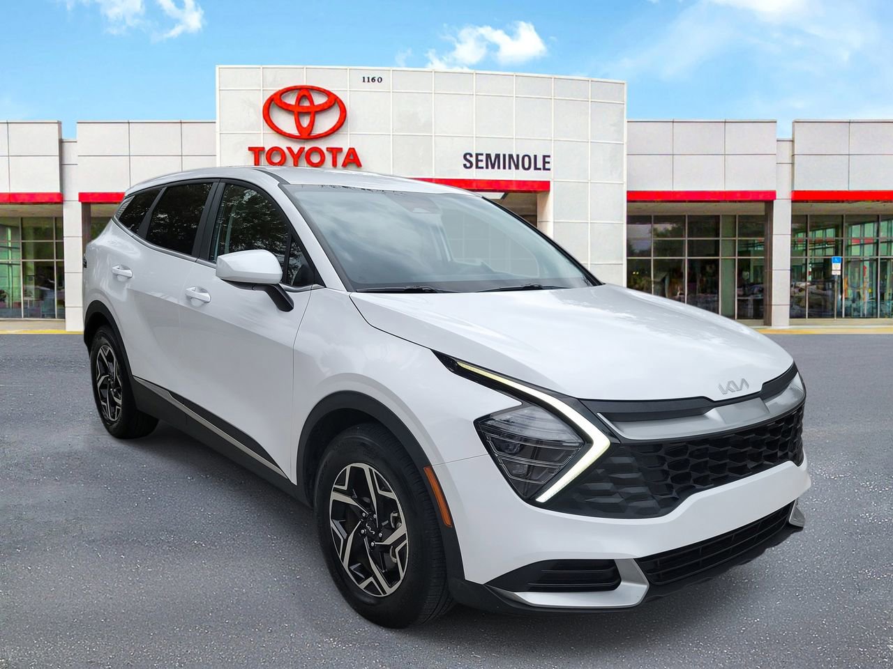 Used 2025 Kia Sportage LX image 2