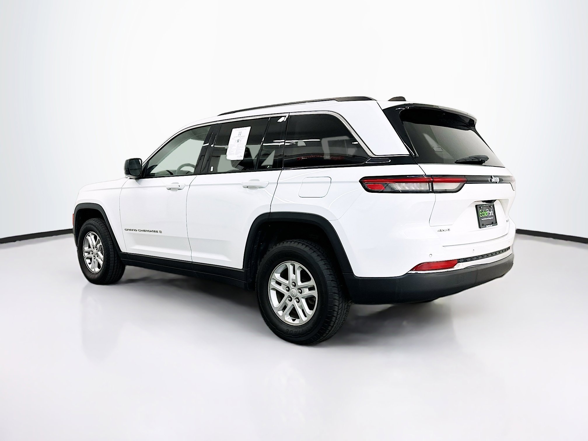 Used 2023 Jeep Grand Cherokee Laredo image 5