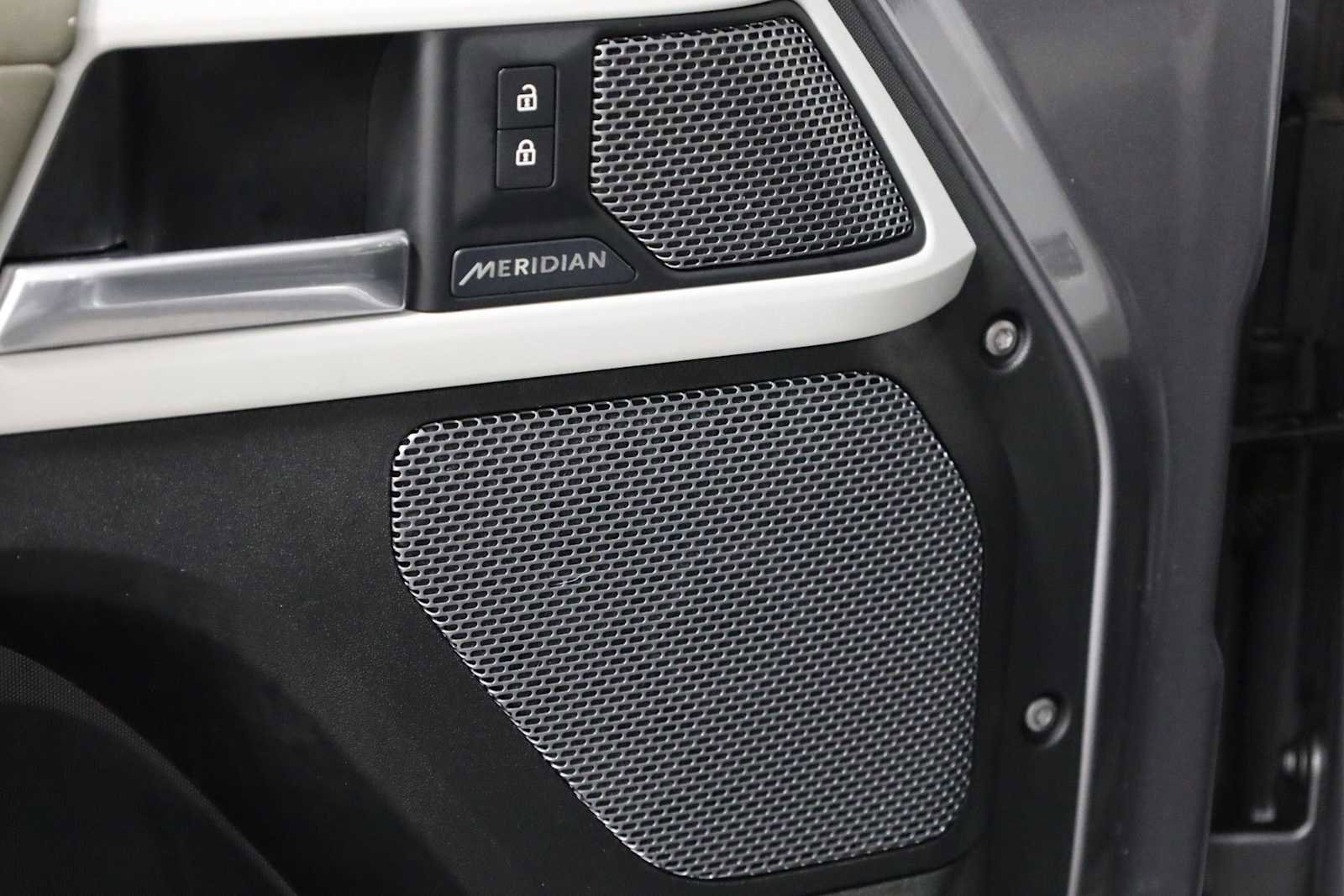 Used 2020 Land Rover Defender 110 SE image 17