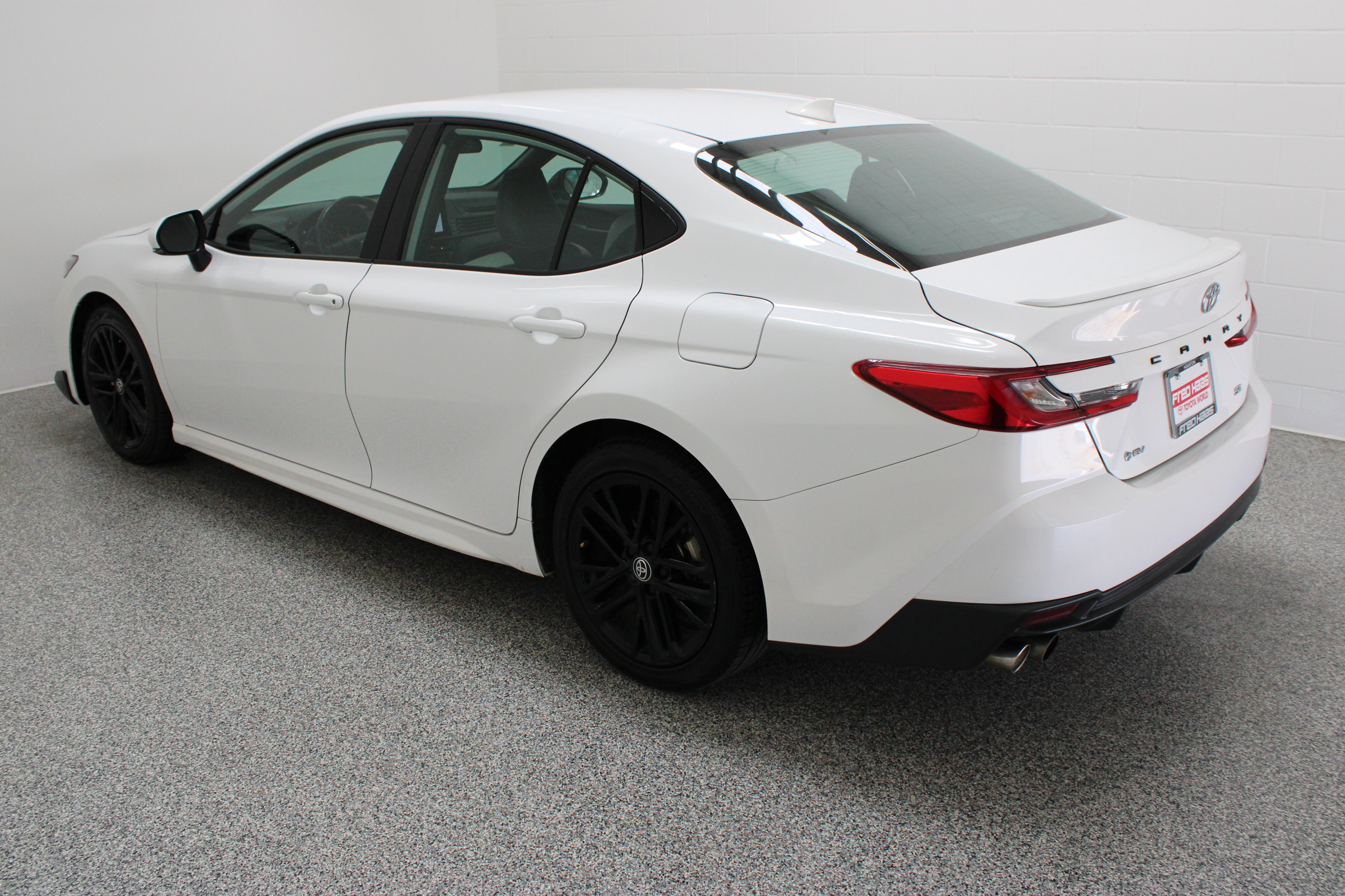 Used 2025 Toyota Camry SE FWD image 9