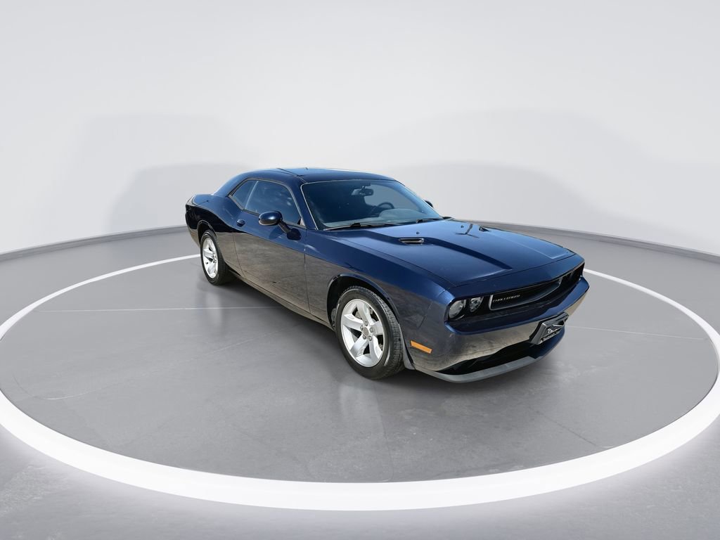Used 2014 Dodge Challenger SXT image 2