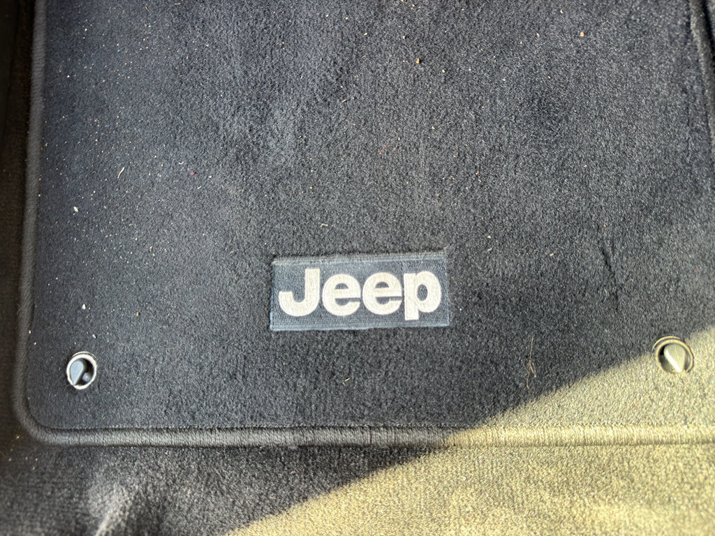 Used 2015 Jeep Cherokee Latitude FWD image 28