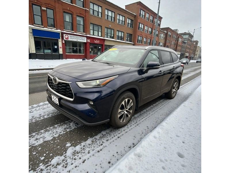 Used 2023 Toyota Highlander XLE image 2