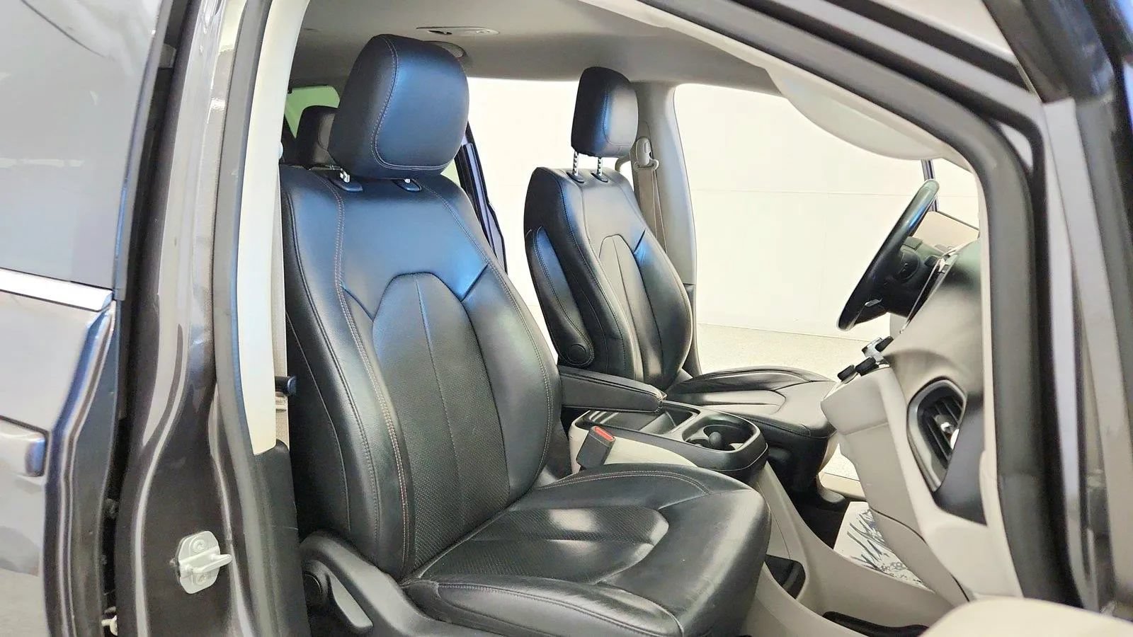 Used 2019 Chrysler Pacifica Touring-L FWD image 33