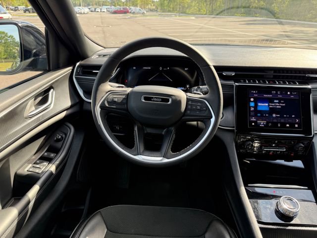 Used 2025 Jeep Grand Cherokee Altitude image 12