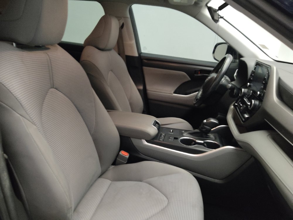 Used 2021 Toyota Highlander LE FWD image 21