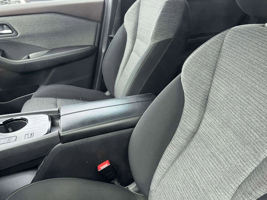 Used 2021 Nissan Rogue SV image 5