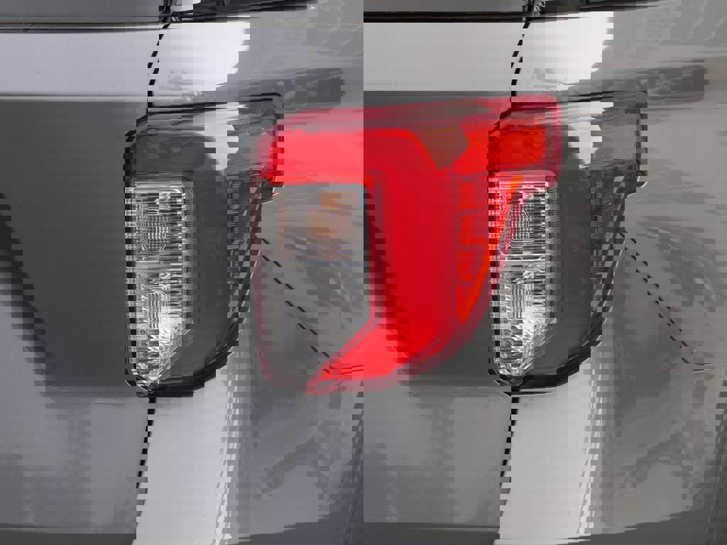 Used 2021 Ford Explorer XLT w/ Equipment Group 202A image 5