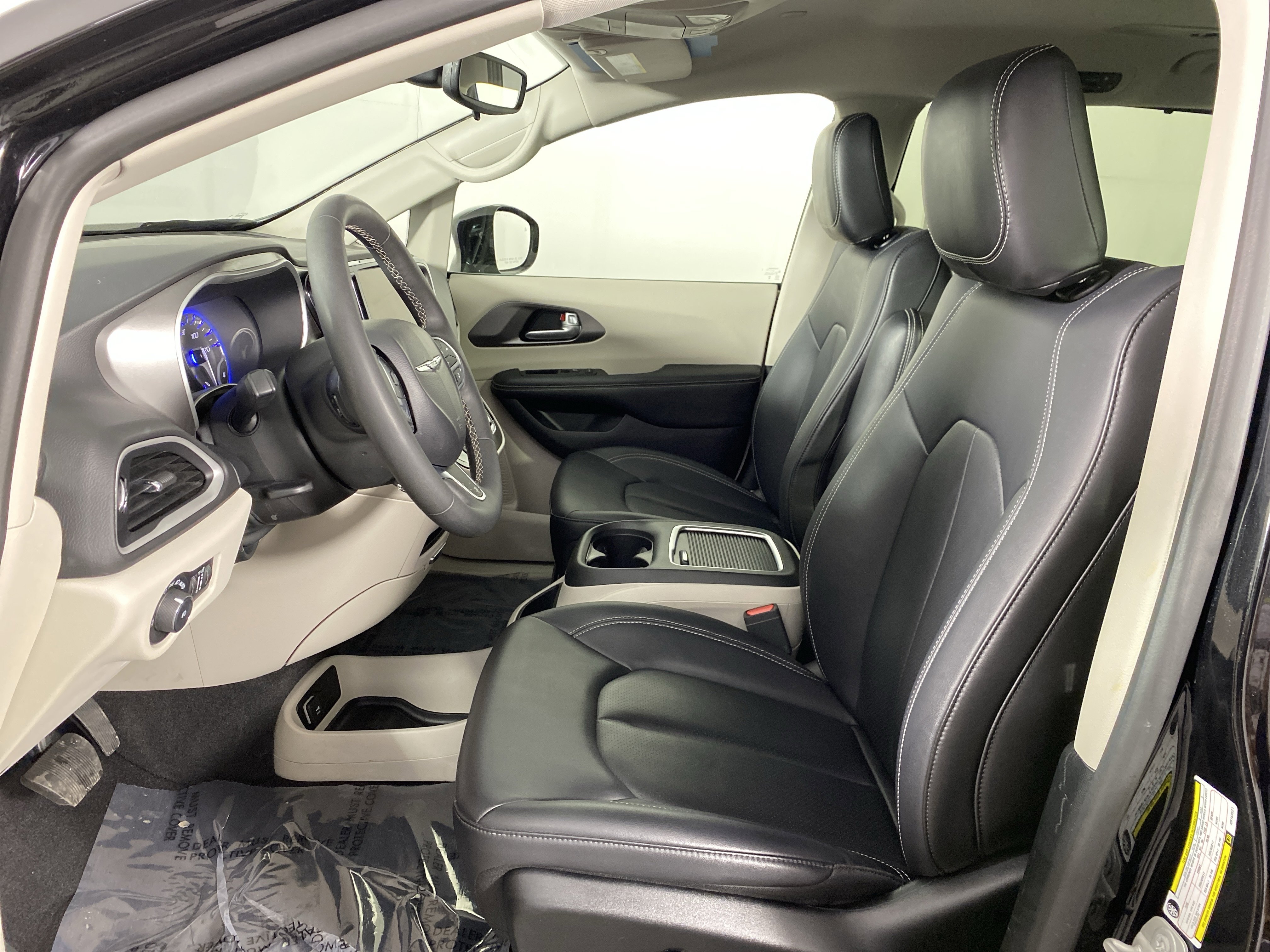 Used 2024 Chrysler Pacifica Touring-L image 15