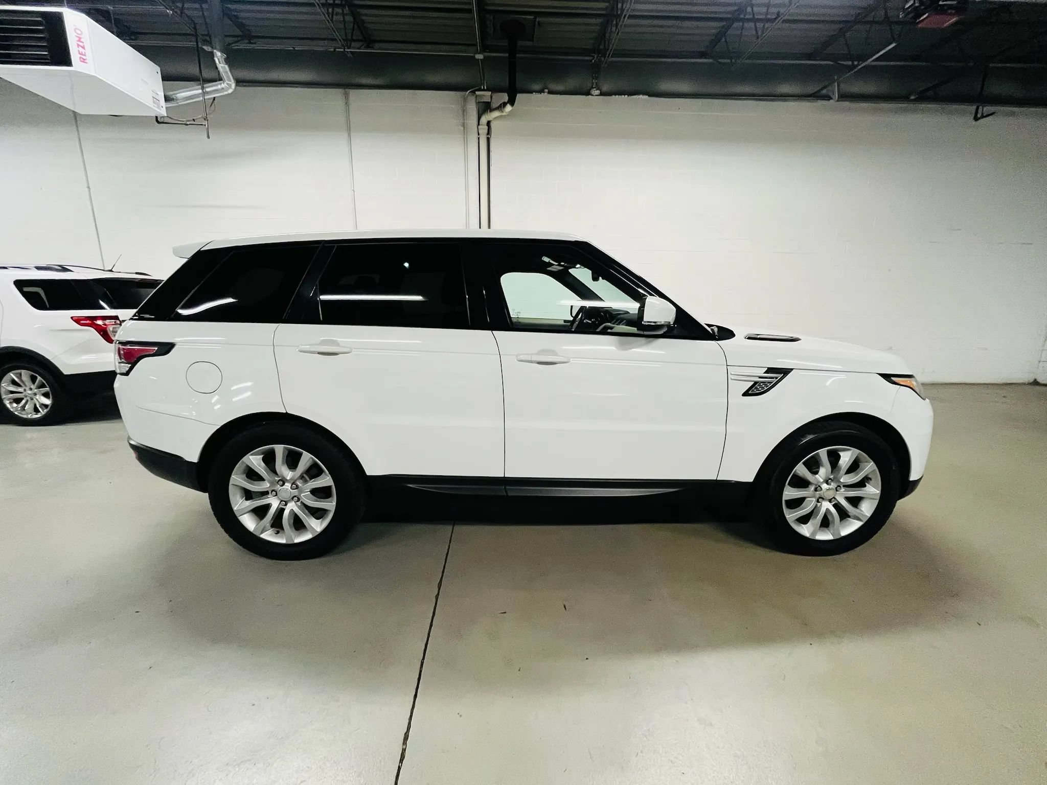 Used 2015 Land Rover Range Rover Sport HSE AWD/4WD image 9