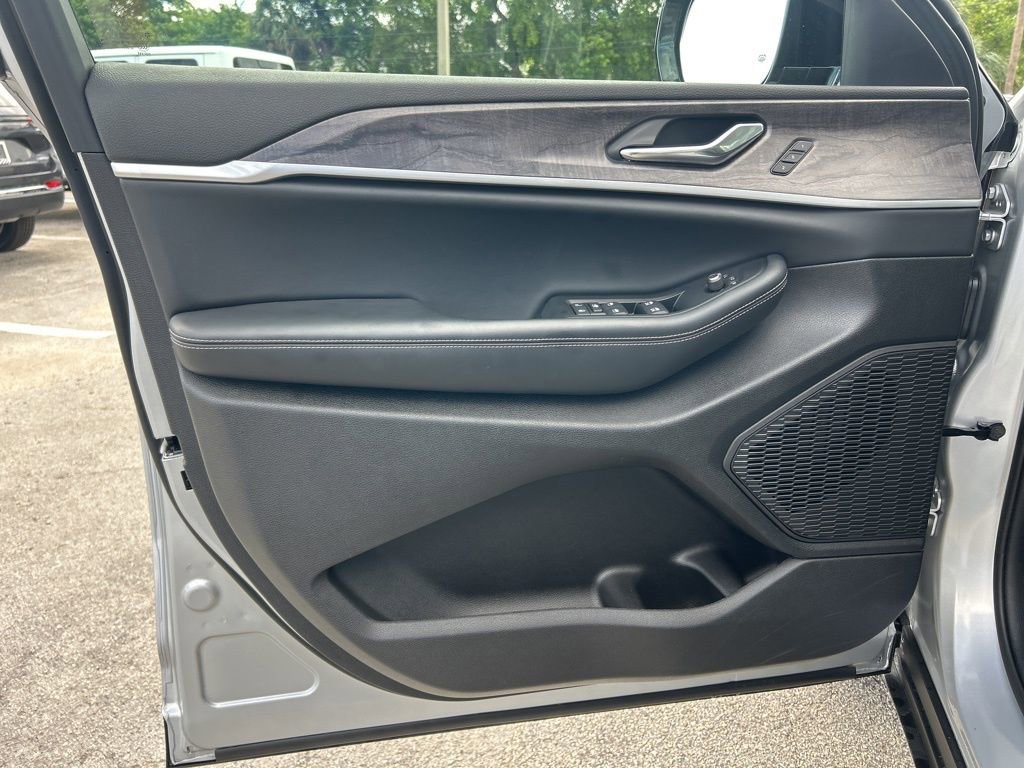 Certified 2025 Jeep Grand Cherokee Limited w/ Black Appearance Package image 36