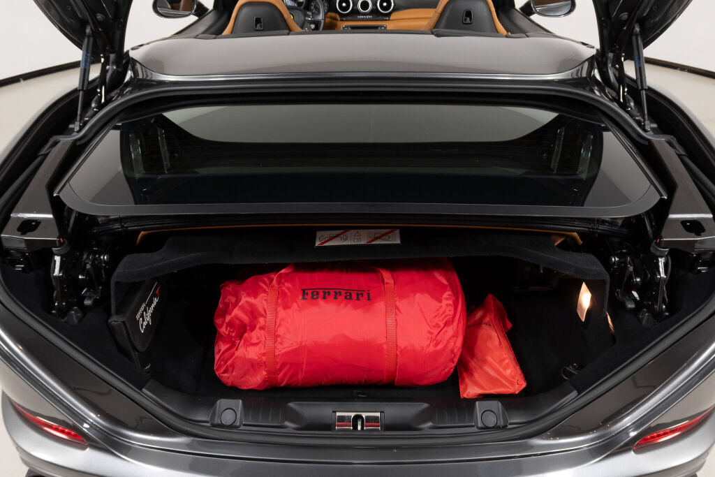 Used 2016 Ferrari California T RWD image 21