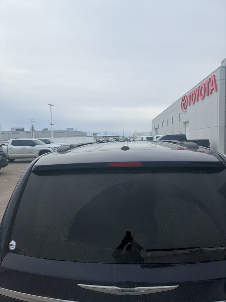 Used 2016 Chrysler Town & Country Touring image 3