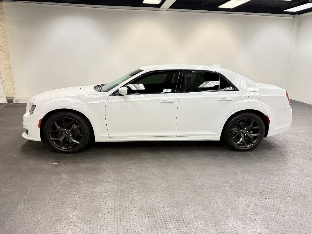 Used 2021 Chrysler 300 Touring L RWD image 2