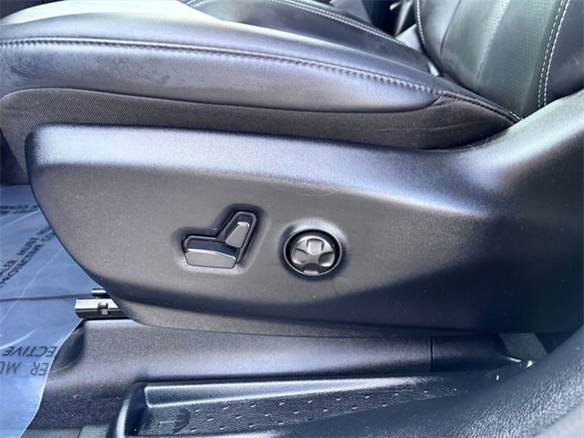 Used 2025 Chrysler Pacifica Select image 11