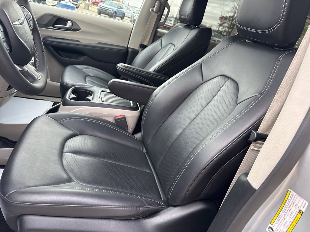 Used 2024 Chrysler Pacifica Touring-L image 8