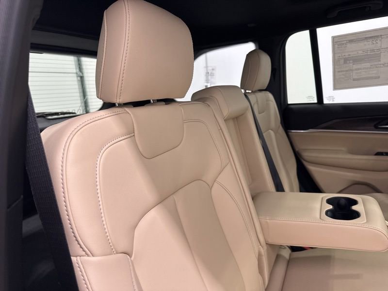 New 2025 Jeep Grand Cherokee Limited image 12
