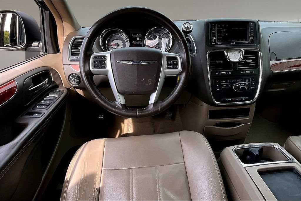 Used 2014 Chrysler Town & Country Touring FWD image 5