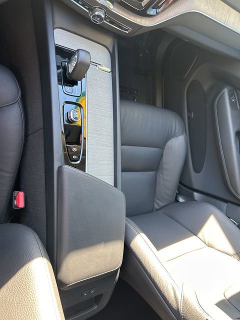 Certified 2025 Volvo XC60 B5 Plus image 25
