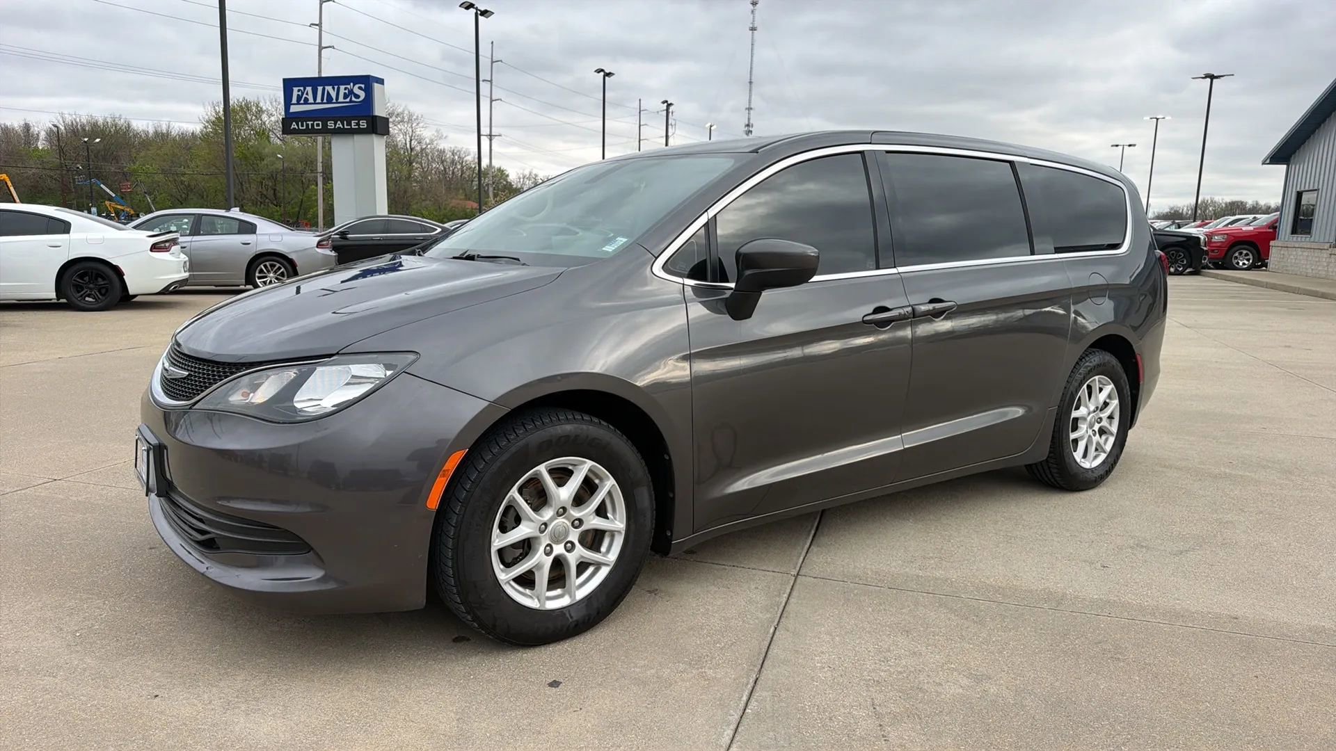 Used 2017 Chrysler Pacifica Touring image 5