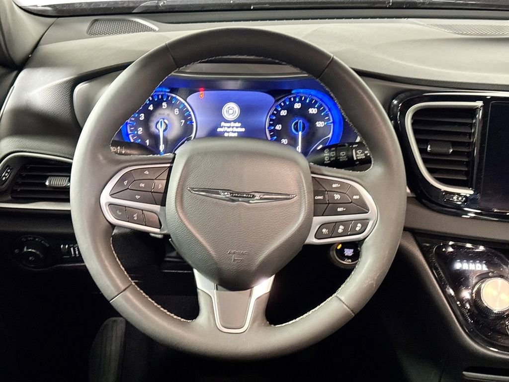 Used 2025 Chrysler Pacifica Select image 13