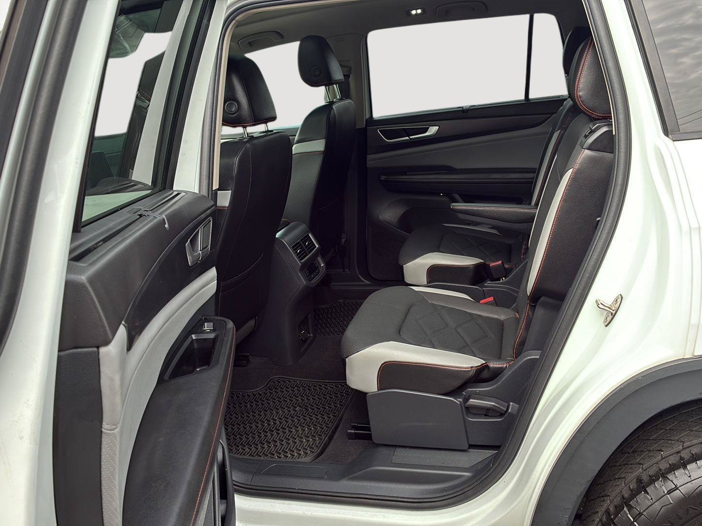 Used 2024 Volkswagen Atlas Peak Edition SE AWD/4WD image 25