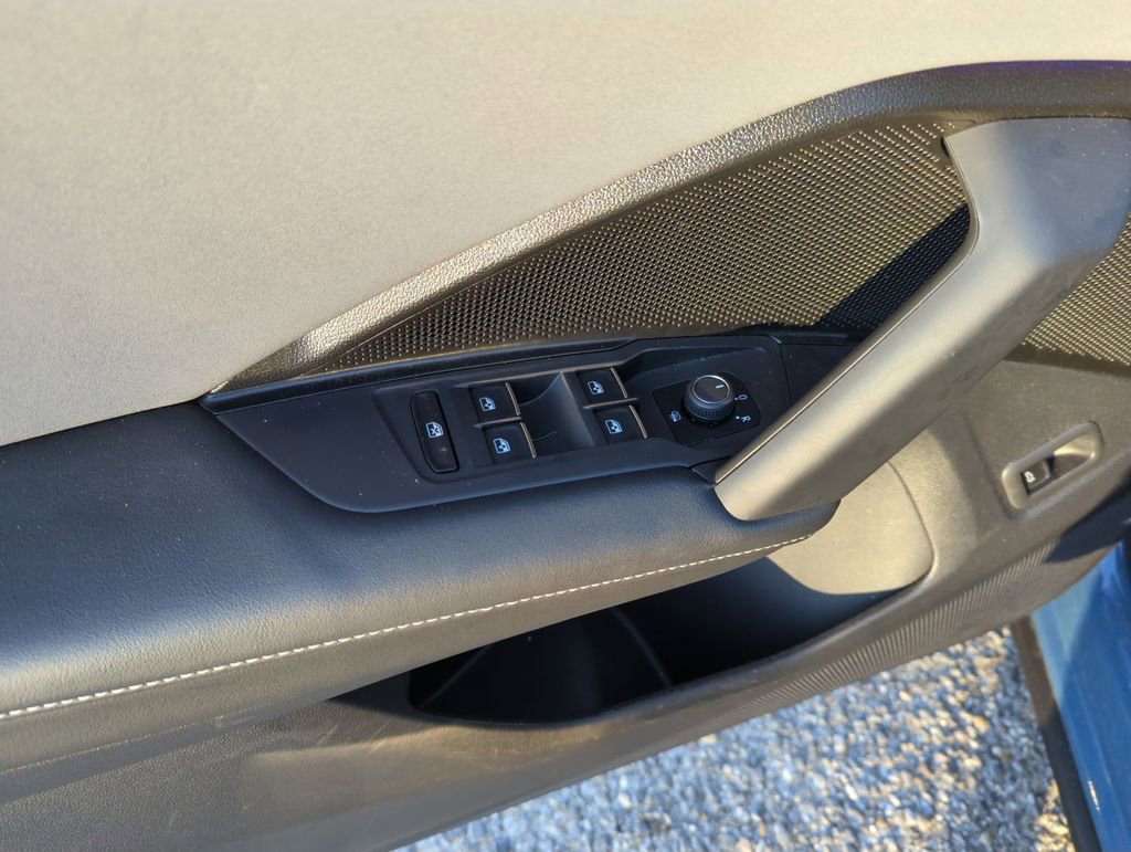 Certified 2025 Volkswagen Tiguan SE image 18