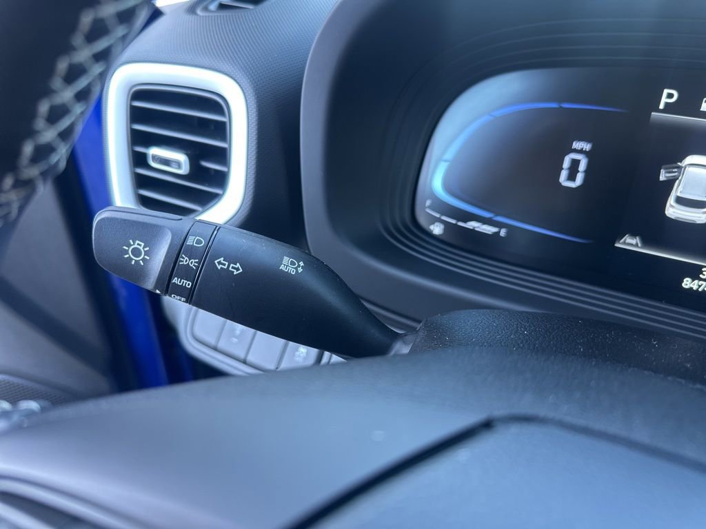 Used 2025 Hyundai Venue Limited image 13