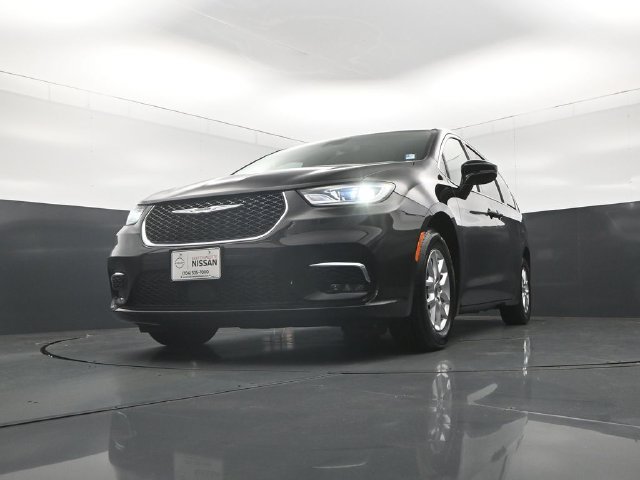 Used 2024 Chrysler Pacifica Touring-L FWD image 32