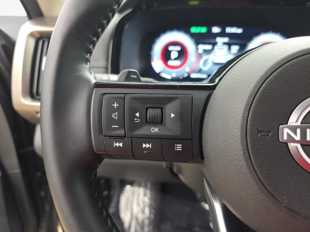 Used 2025 Nissan Pathfinder Platinum FWD image 17