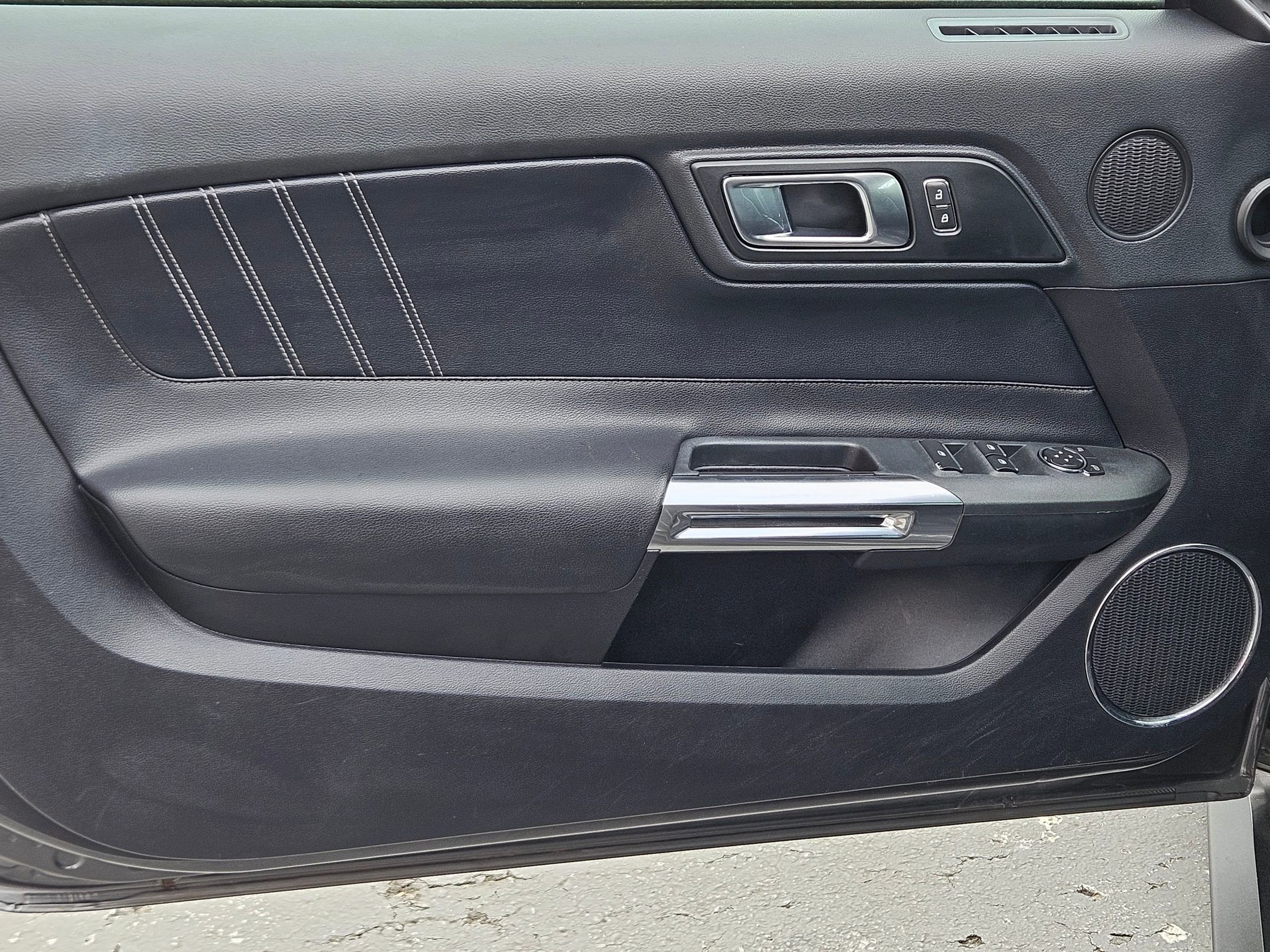 Used 2019 Ford Mustang Premium image 18