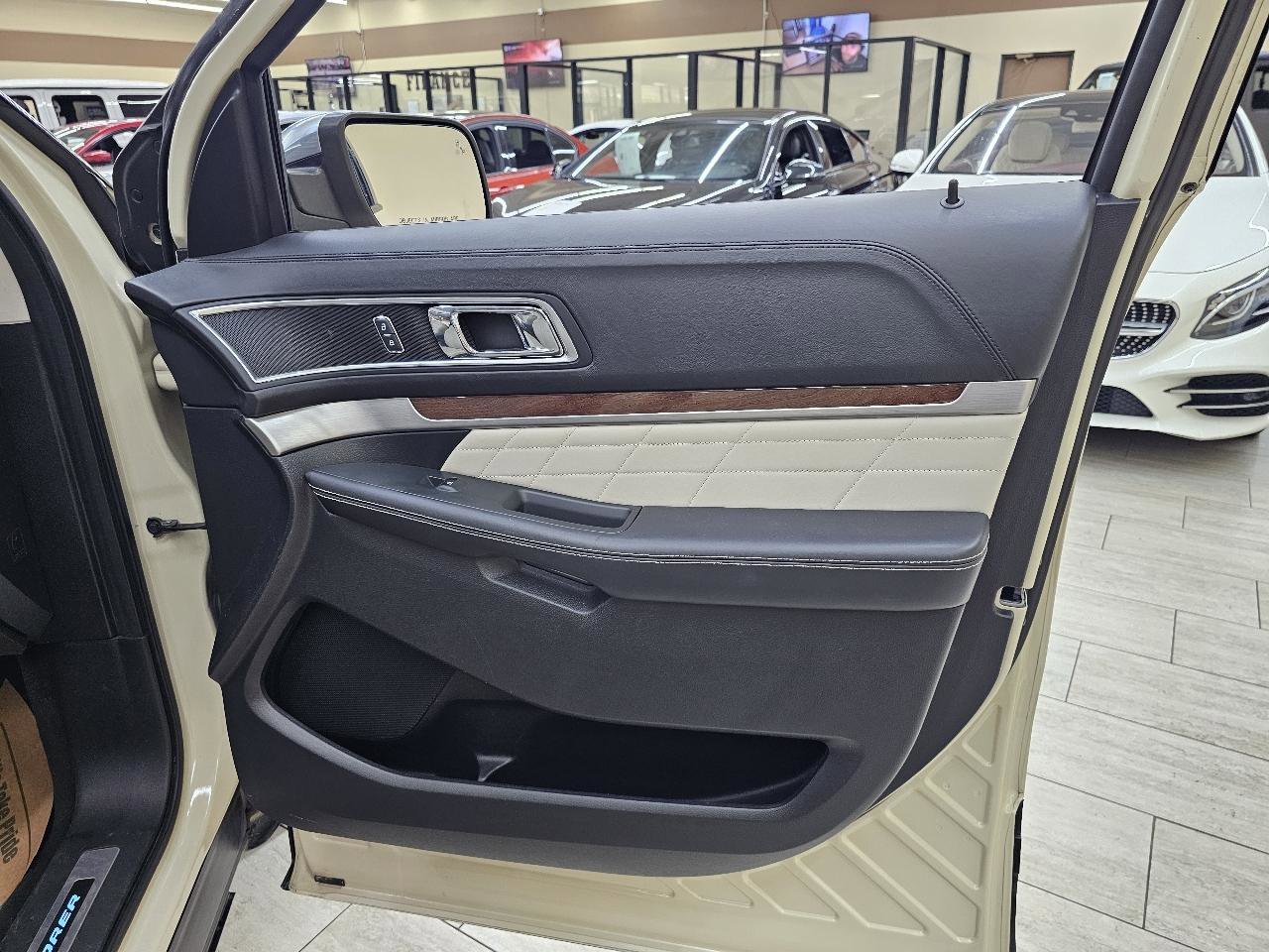 Used 2018 Ford Explorer Platinum image 43