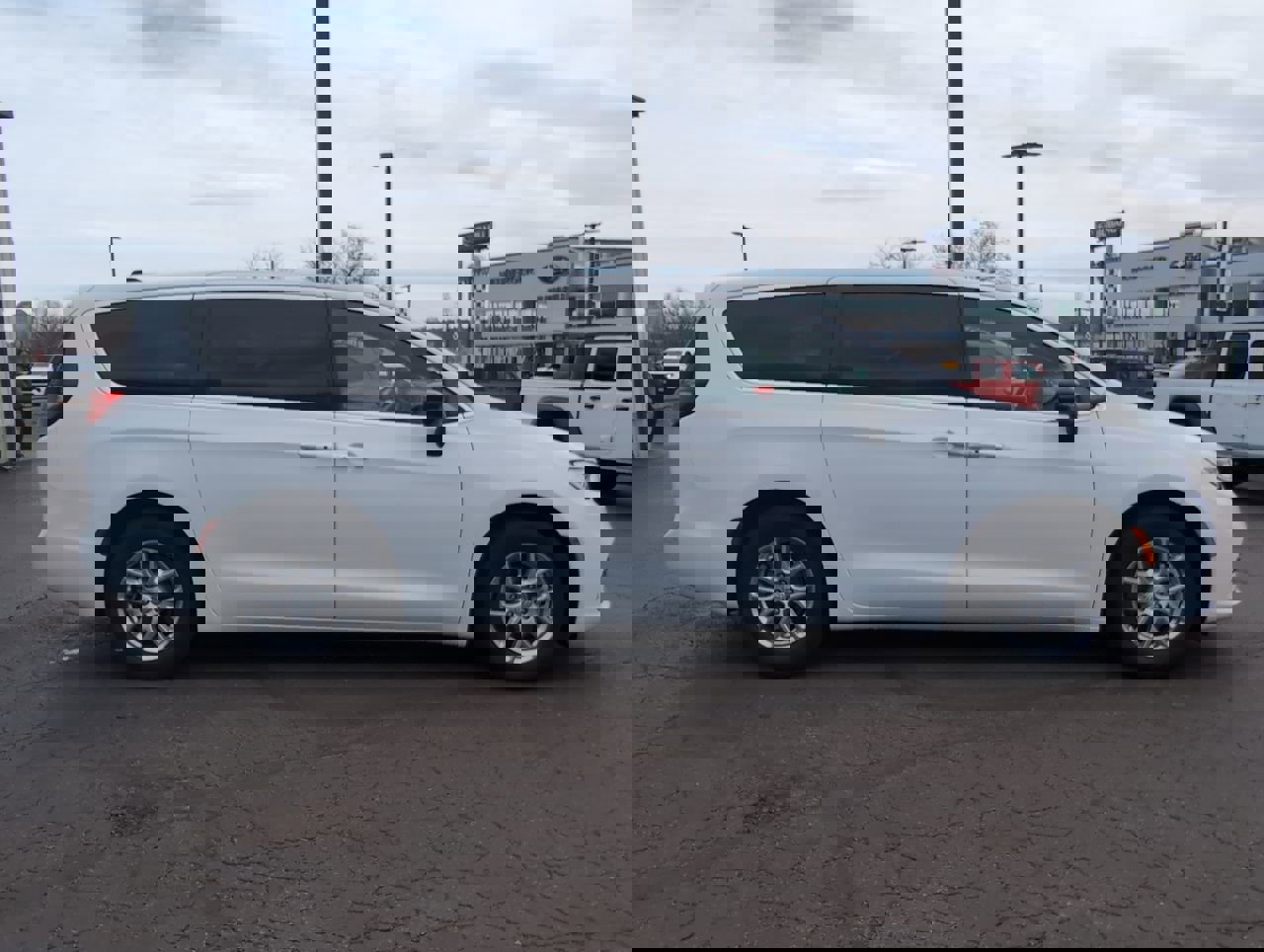 Used 2025 Chrysler Pacifica Select image 8