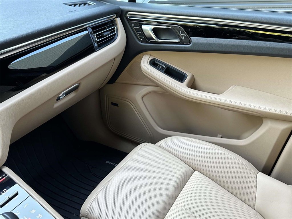 Certified 2025 Porsche Macan Turbo image 30
