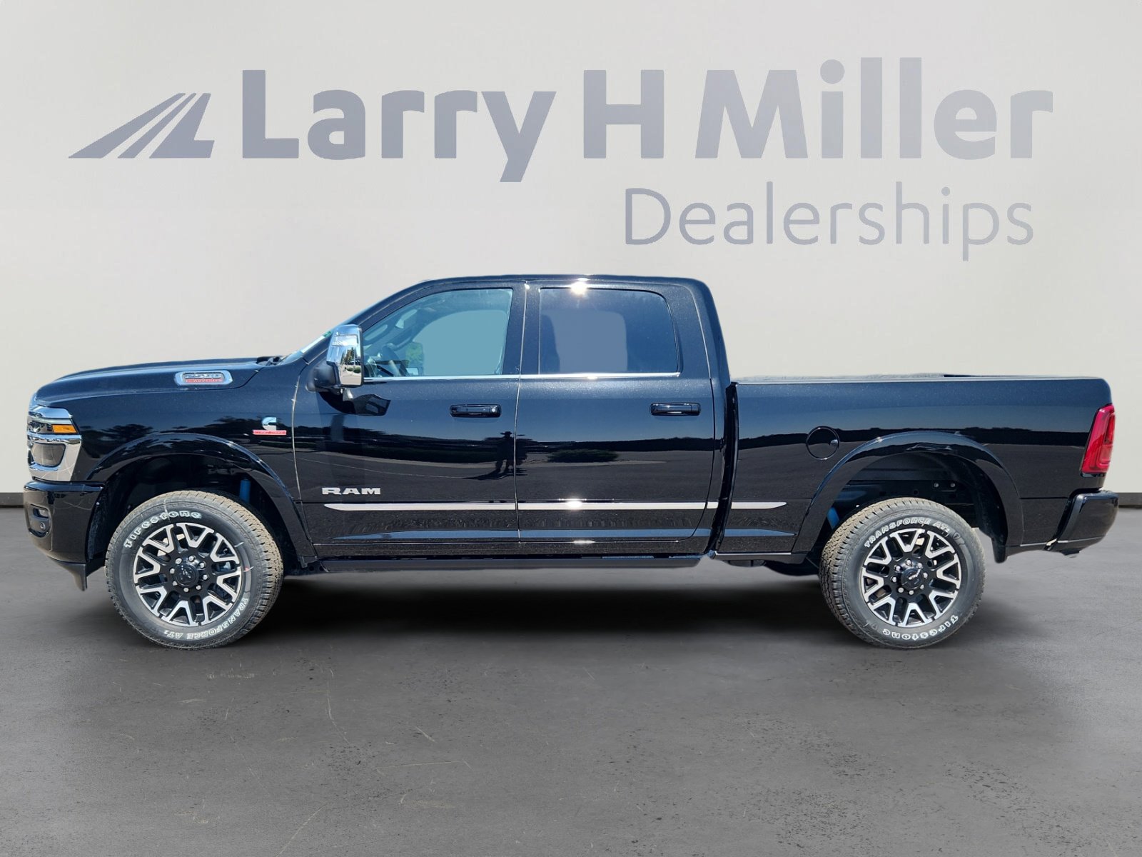 New 2025 RAM 2500 Limited AWD/4WD image 3