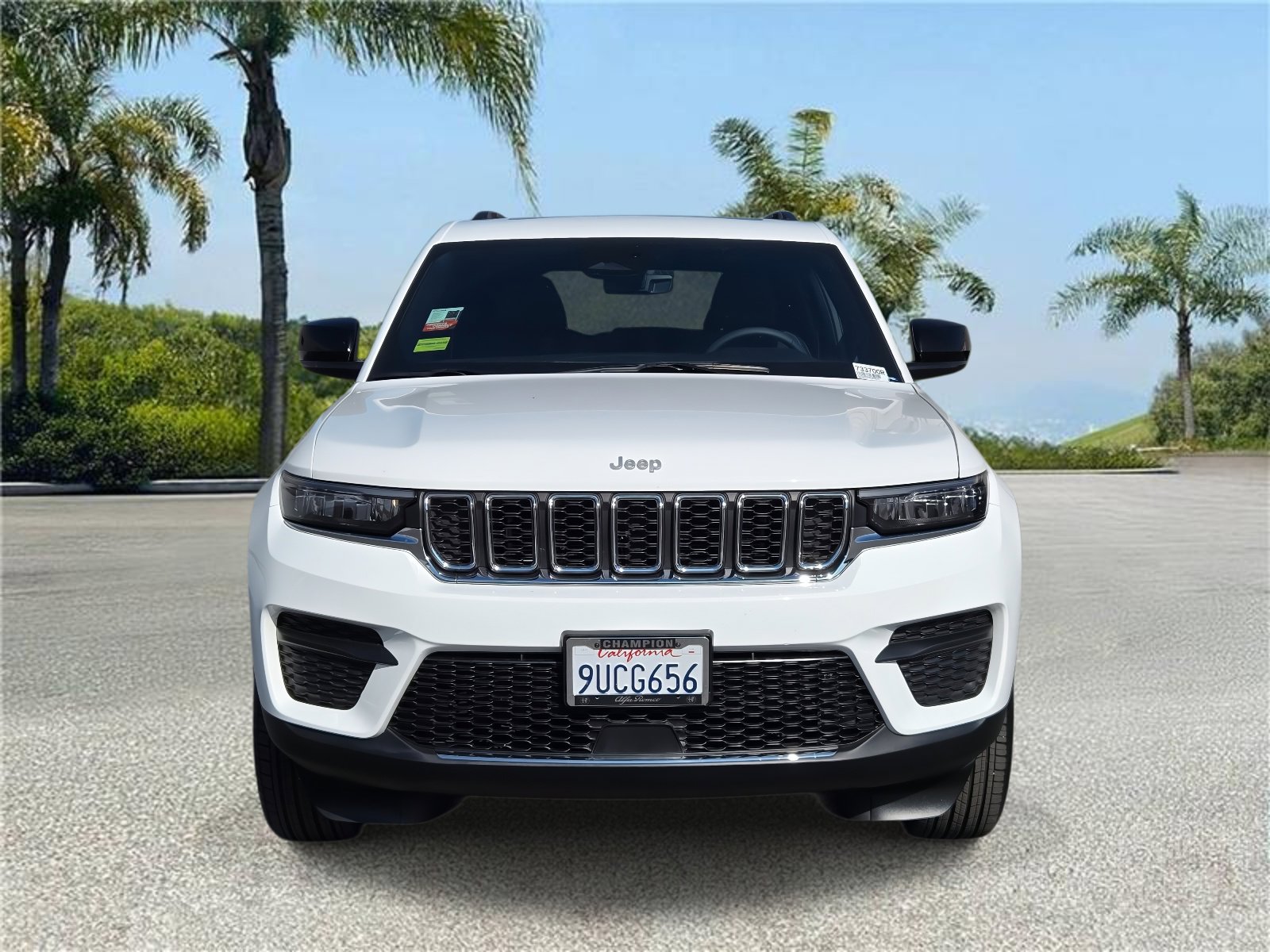 Used 2025 Jeep Grand Cherokee Laredo X image 3