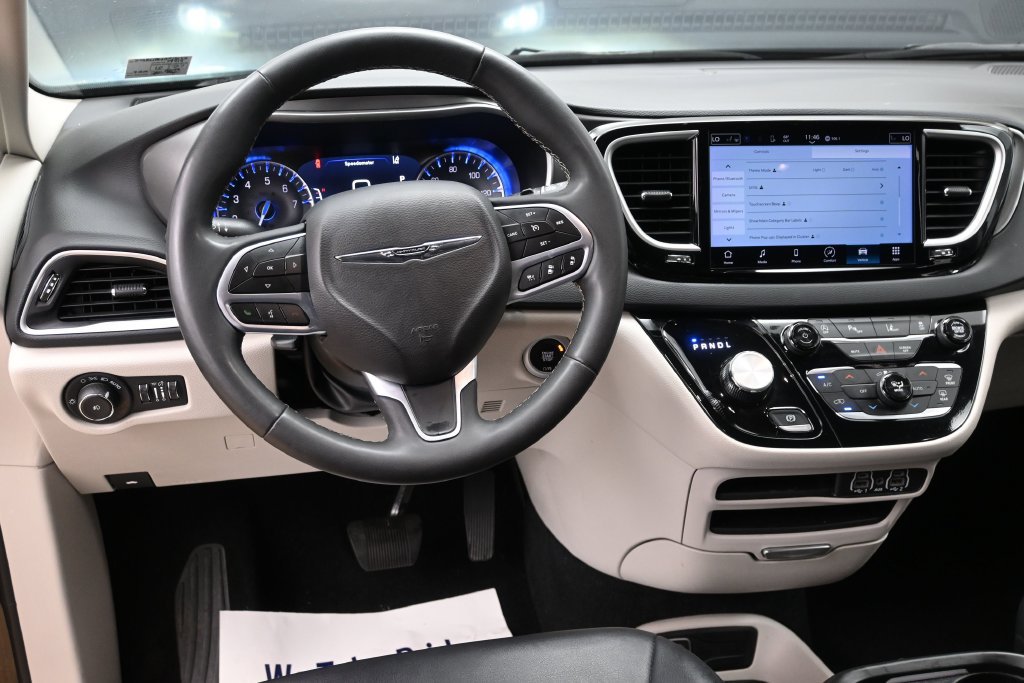 Used 2024 Chrysler Pacifica Touring-L FWD image 20