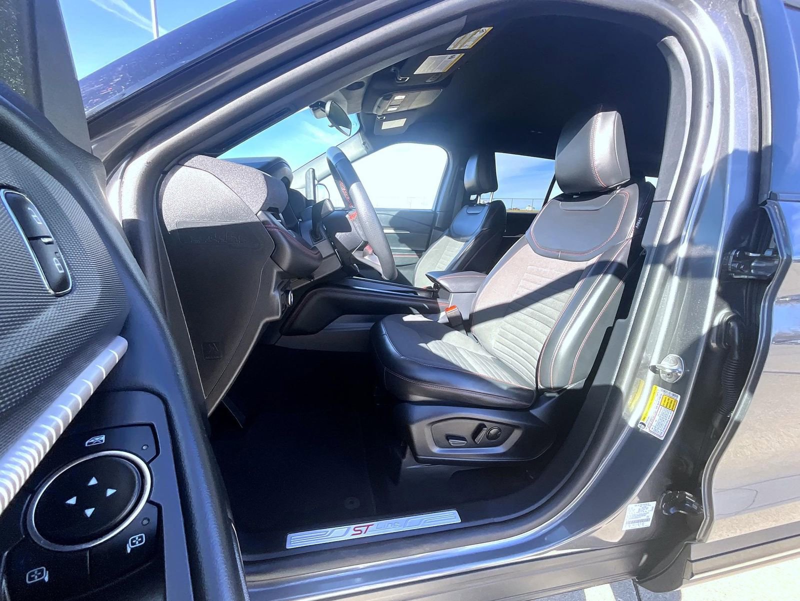 Used 2025 Ford Explorer ST-Line w/ ST-Line Street Pack image 10