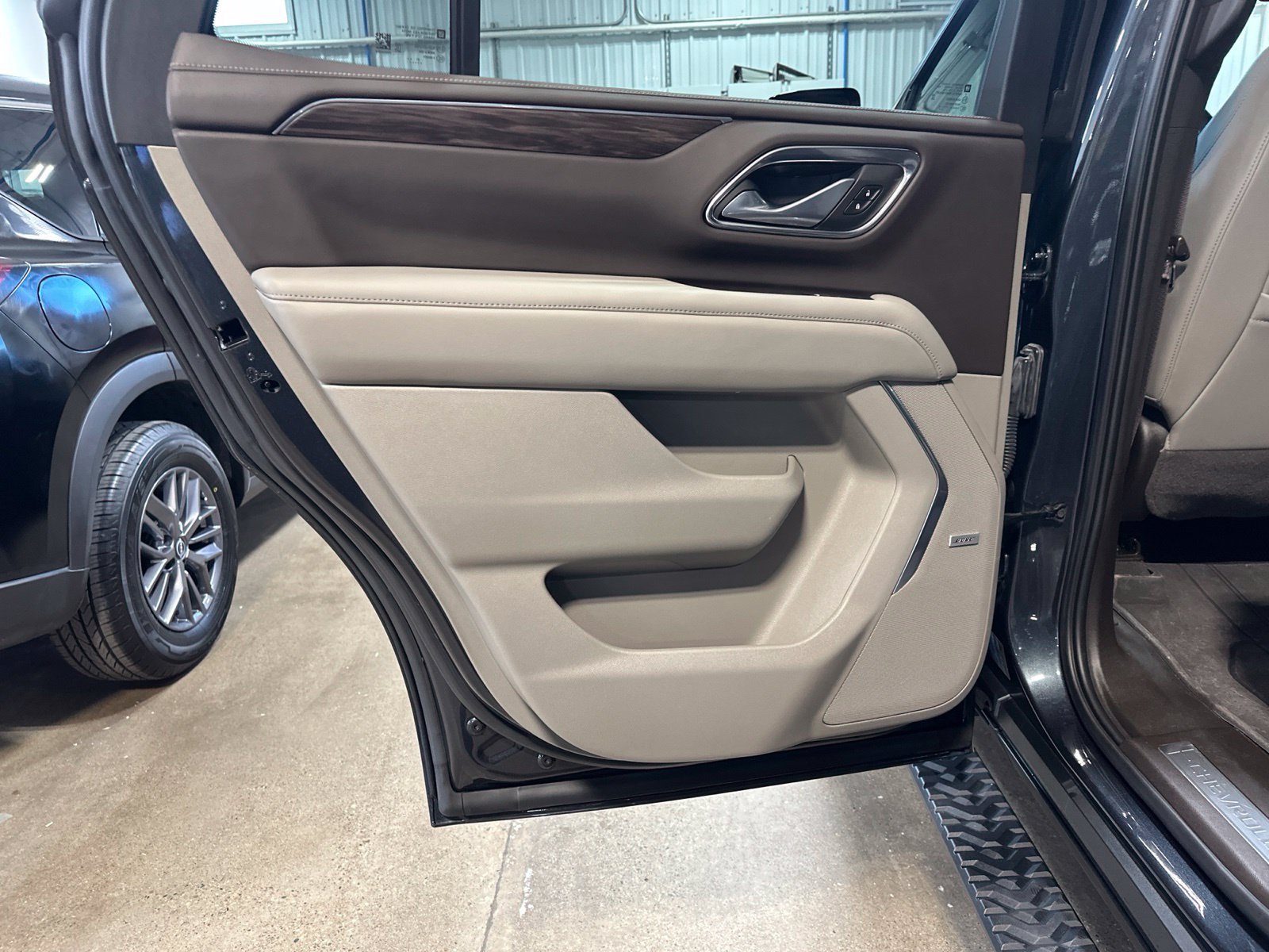 Used 2022 Chevrolet Tahoe Z71 w/ Z71 Off-Road Package AWD/4WD image 24