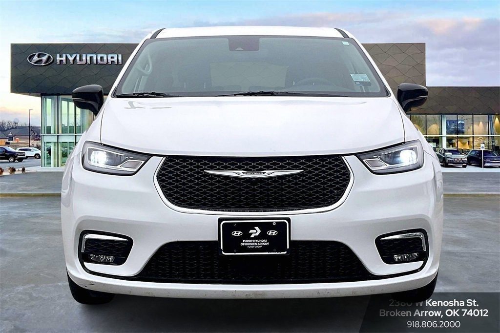 Used 2024 Chrysler Pacifica Touring-L image 3