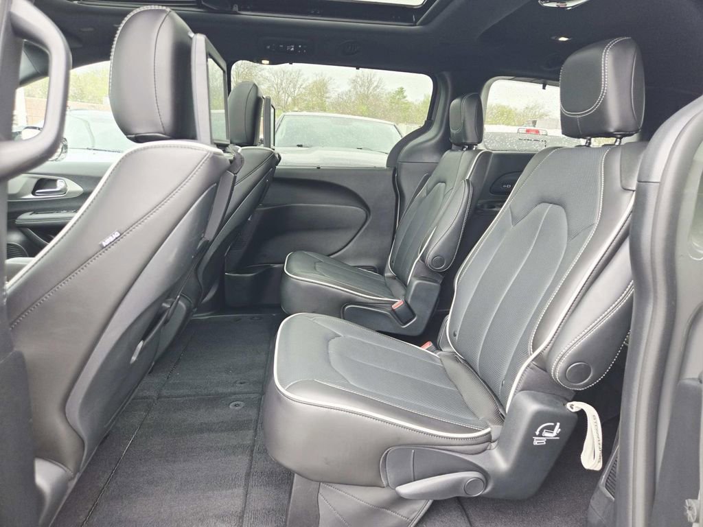 Used 2023 Chrysler Pacifica Limited w/ Uconnect Theater Family Group image 13