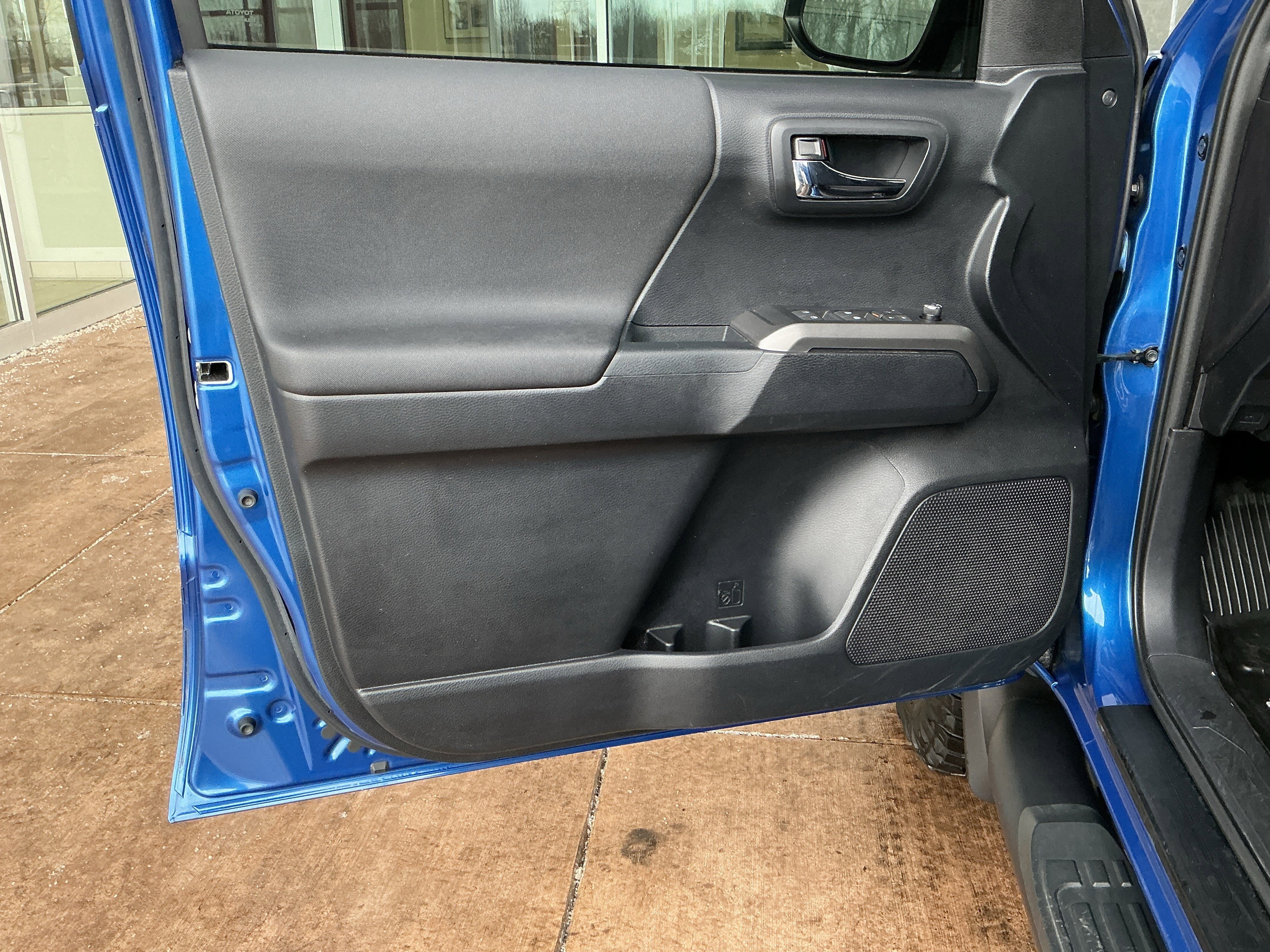 Used 2018 Toyota Tacoma TRD Off-Road image 14