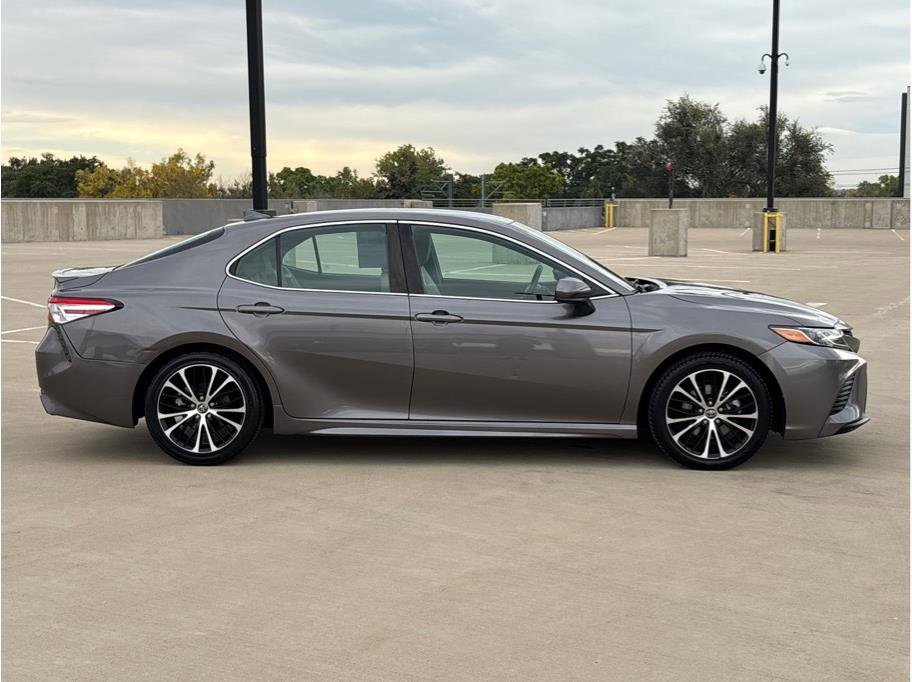 Used 2020 Toyota Camry SE image 9