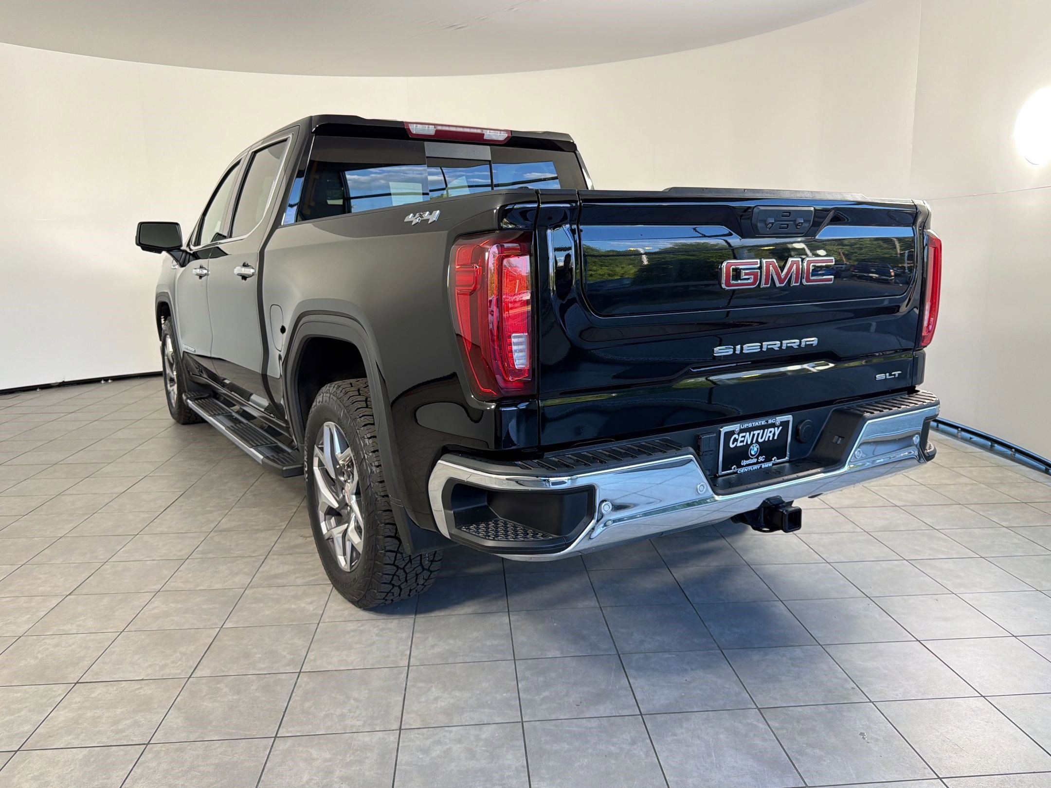 Used 2023 GMC Sierra 1500 SLT w/ SLT Premium Plus Package AWD/4WD image 3