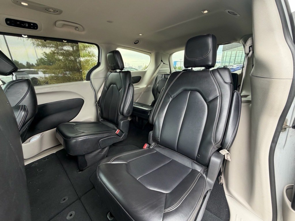 Used 2024 Chrysler Pacifica Touring-L FWD image 6