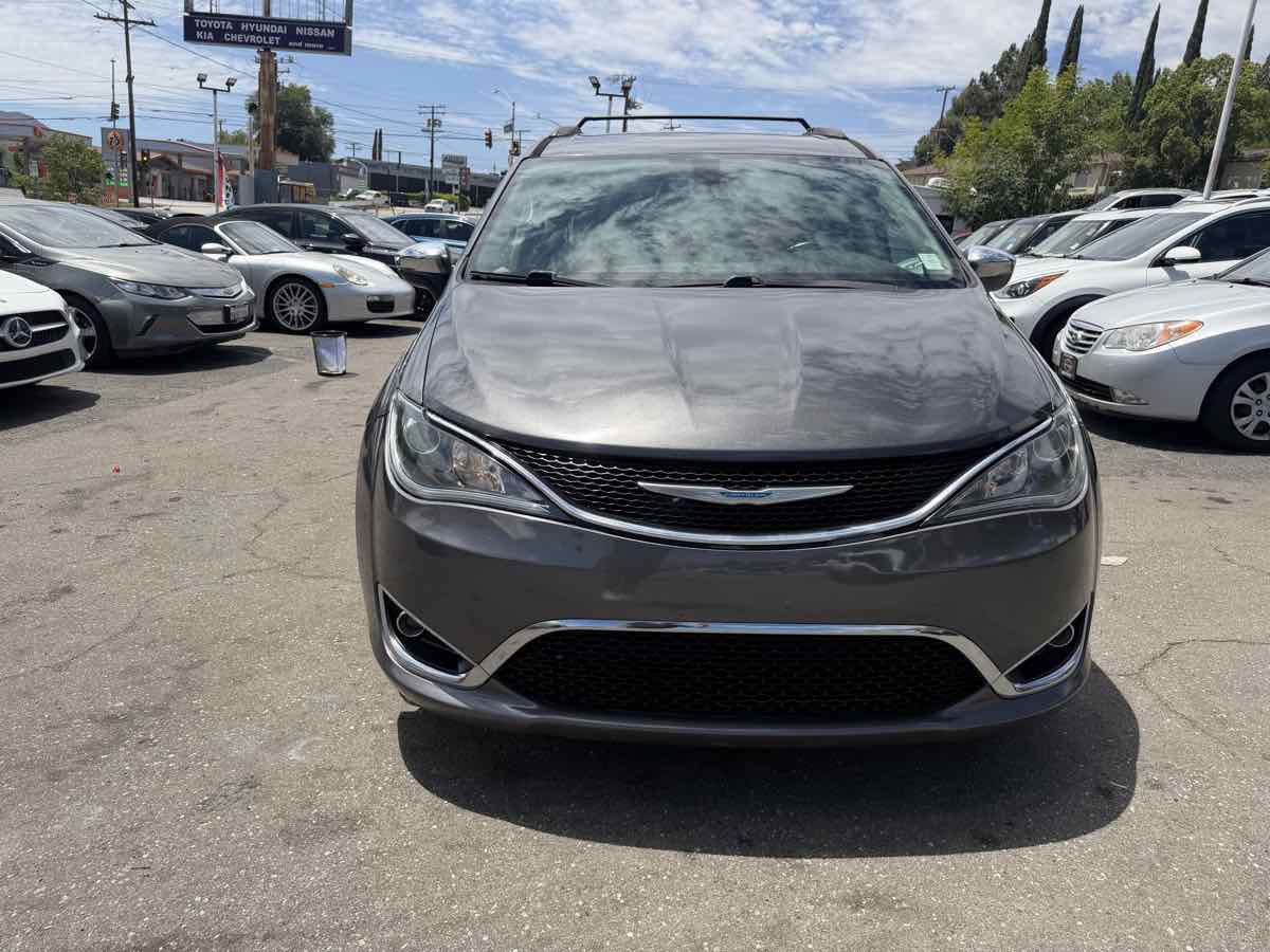 Used 2017 Chrysler Pacifica Touring-L w/ Tire & Wheel Group FWD image 2