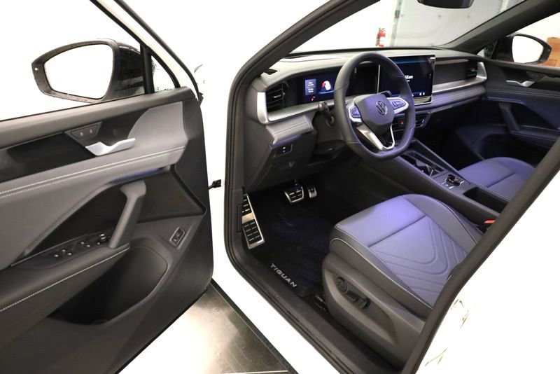 New 2026 Volkswagen Tiguan SE R-Line image 9