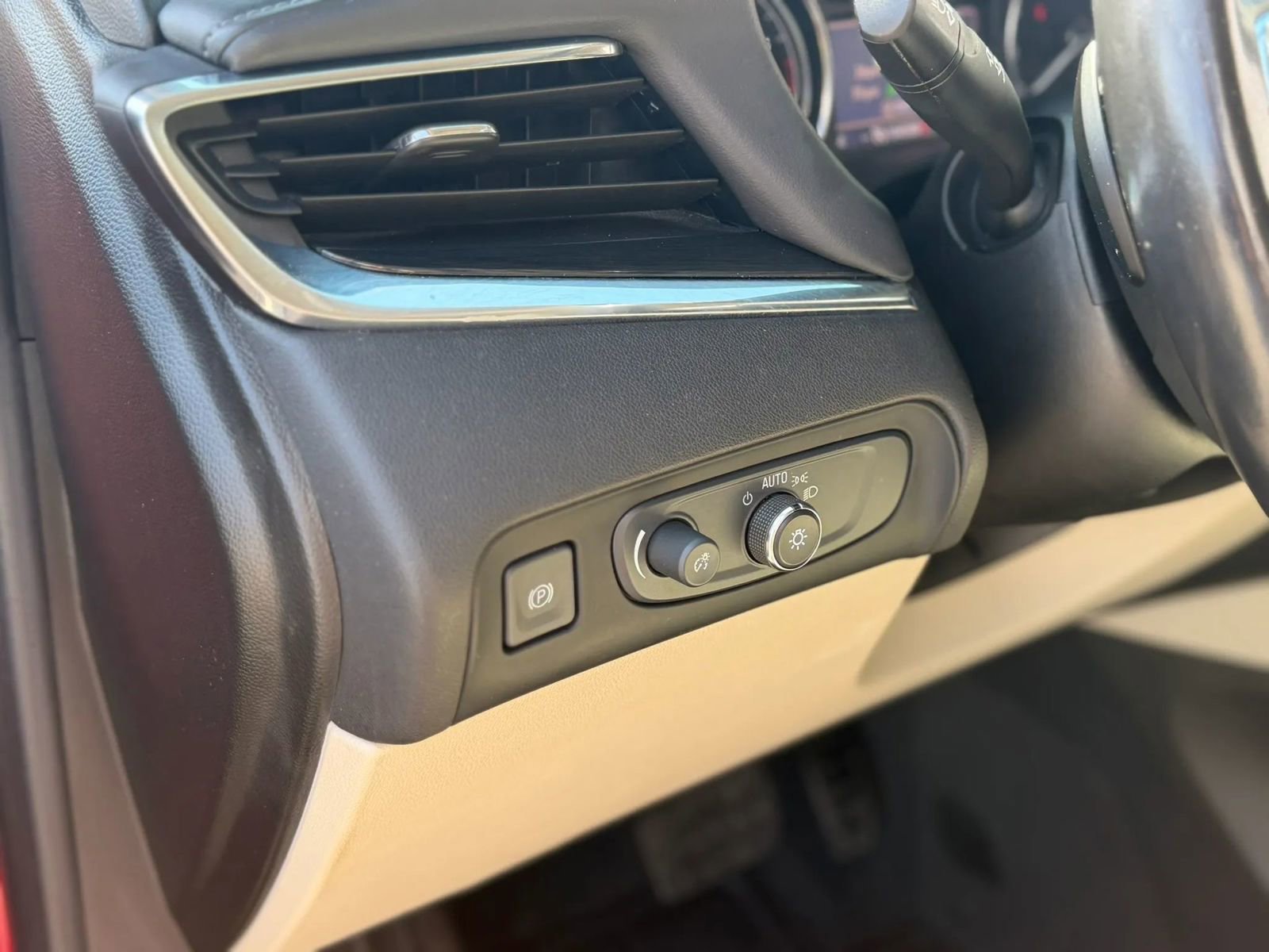 Used 2020 Buick Enclave Essence w/ Sound and Sites Package FWD image 32